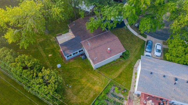 7979 Huntington Circle N, Hanover Park, IL 60133