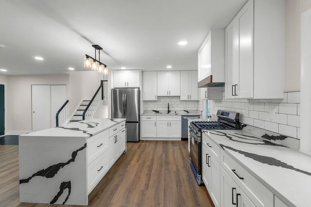 7979 Huntington Circle N, Hanover Park, IL 60133