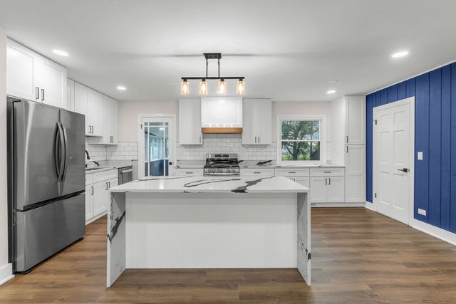 7979 Huntington Circle N, Hanover Park, IL 60133