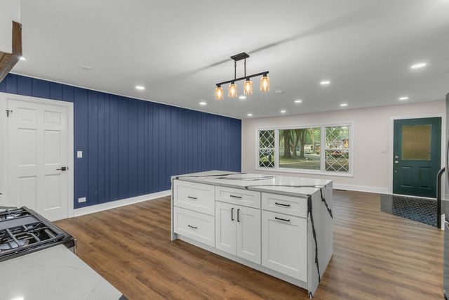 7979 Huntington Circle N, Hanover Park, IL 60133