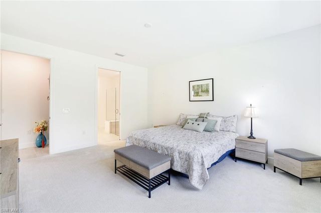 10439 Ventana LN, Naples, FL 34120