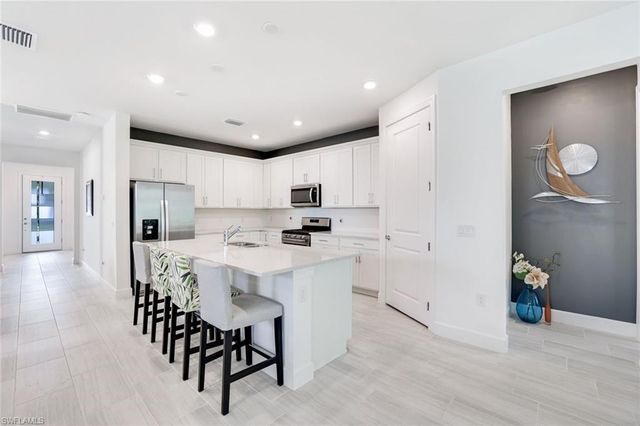10439 Ventana LN, Naples, FL 34120