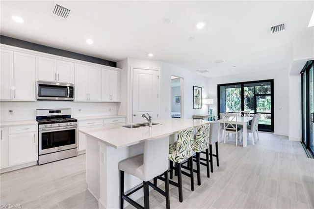 10439 Ventana LN, Naples, FL 34120