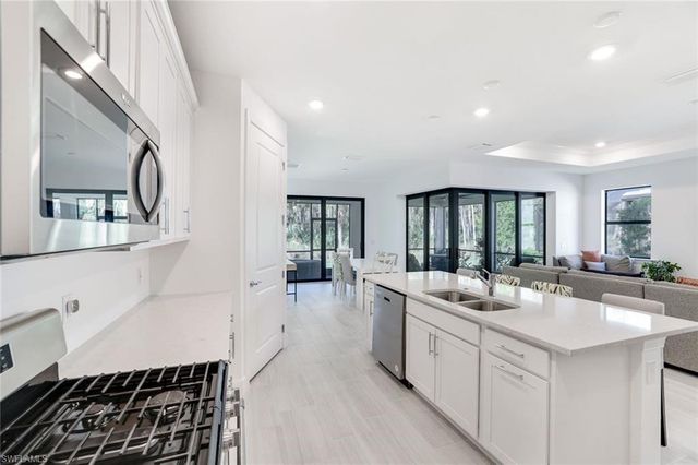 10439 Ventana LN, Naples, FL 34120