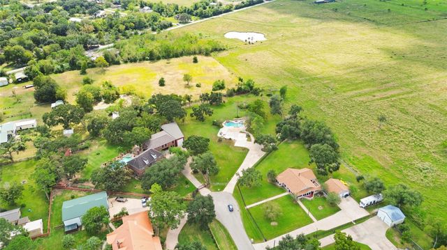 4003 Country Trails Street, Alvin, TX 77511