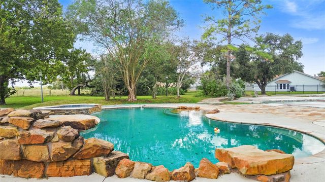 4003 Country Trails Street, Alvin, TX 77511