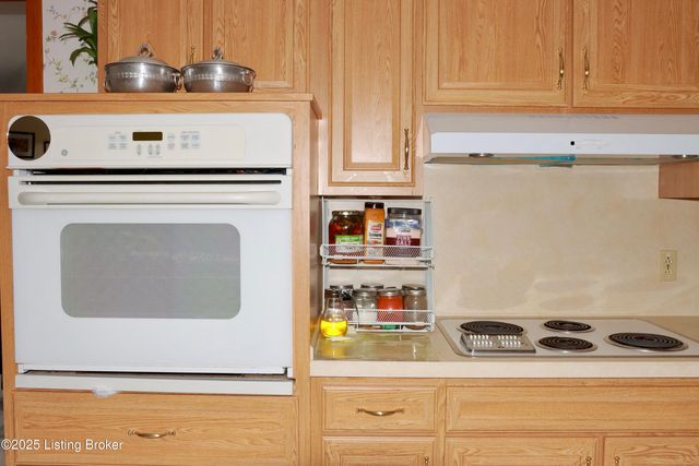 3019 Leman Dr, Louisville, KY 40220