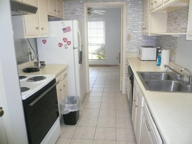 6425 S Briar Bayou Drive, Houston, TX 77072