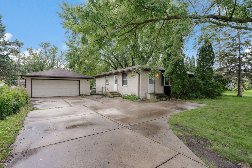 2674 Hamline Avenue N, Roseville, MN 55113