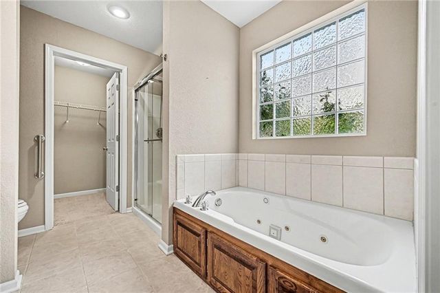 1842 White Tail Lane, Liberty, MO 64068