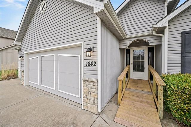 1842 White Tail Lane, Liberty, MO 64068