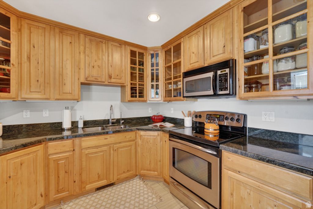 Image 14 of property listing at 2400 E 6660 S, Cottonwood Heights, UT 84121