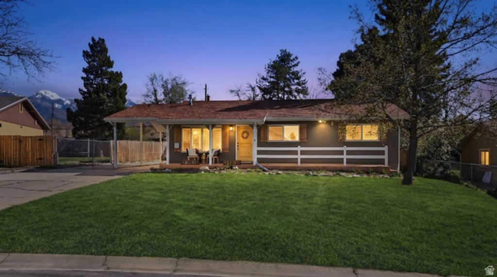 Image 3 of property listing at 2400 E 6660 S, Cottonwood Heights, UT 84121