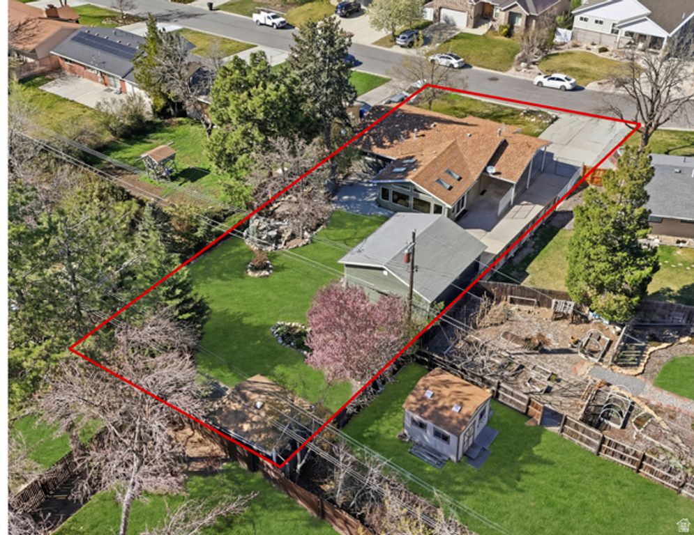 Image 4 of property listing at 2400 E 6660 S, Cottonwood Heights, UT 84121