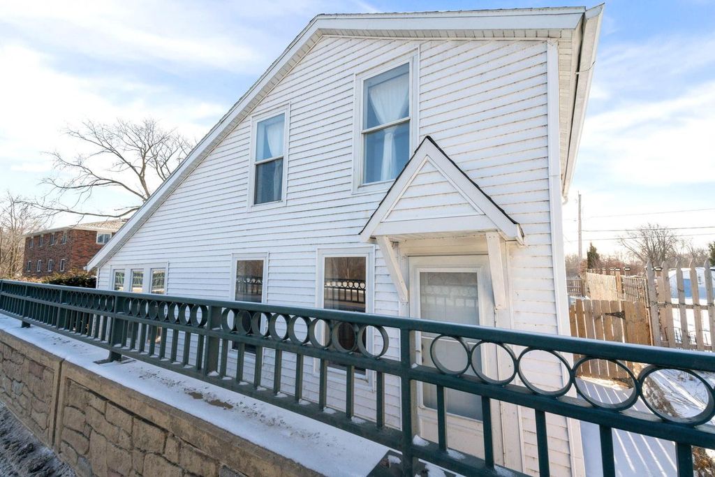 343 E Green Bay AVENUE, Saukville, WI 53080