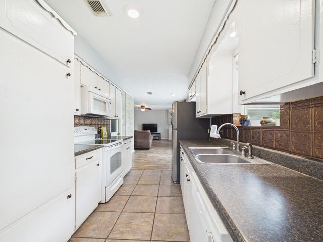 1618 Hamblen Road, Kingwood, TX 77339