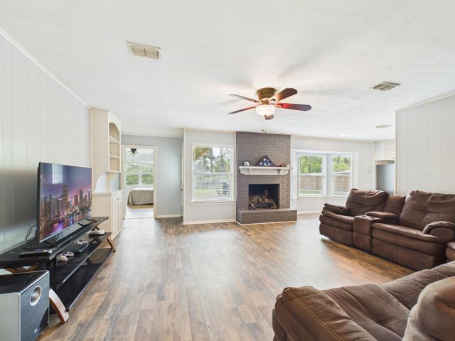 1618 Hamblen Road, Kingwood, TX 77339