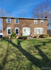 114 East Summerset Lane, Amherst, NY 14228