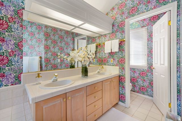 1576 E BRIDLEBROOK CIR, Salt Lake City, UT 84117