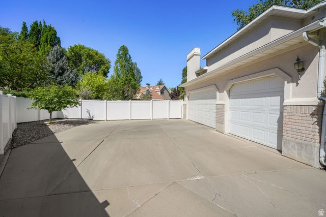1576 E BRIDLEBROOK CIR, Salt Lake City, UT 84117