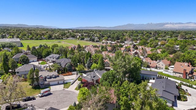 1576 E BRIDLEBROOK CIR, Salt Lake City, UT 84117