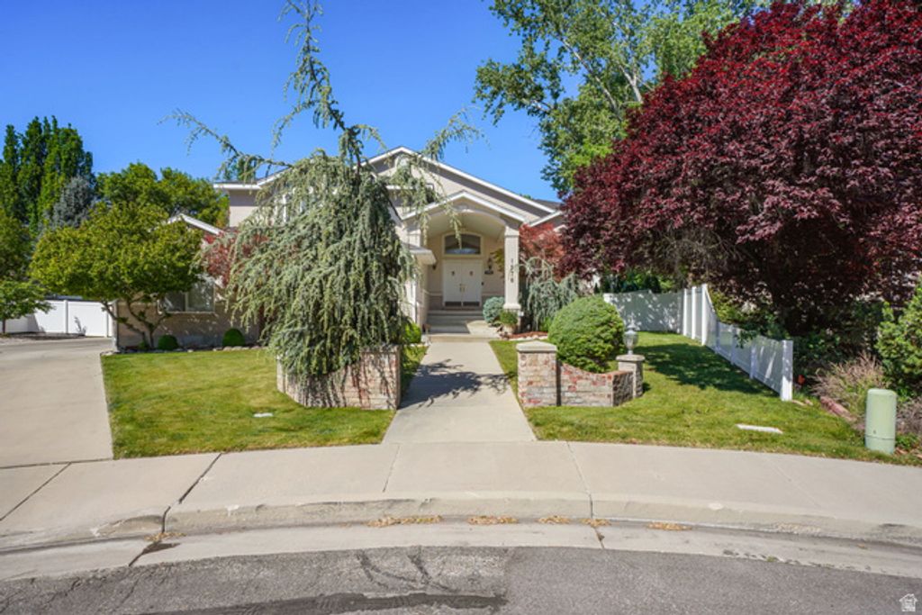 1576 E BRIDLEBROOK CIR, Salt Lake City, UT 84117