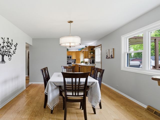 237 N Pioneer Drive, Addison, IL 60101