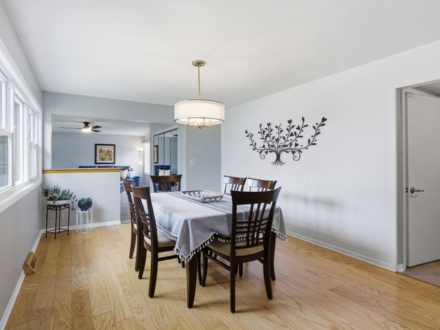 237 N Pioneer Drive, Addison, IL 60101