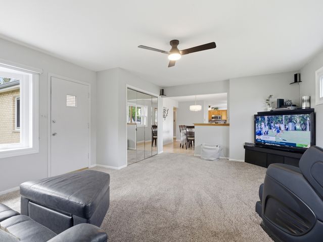 237 N Pioneer Drive, Addison, IL 60101