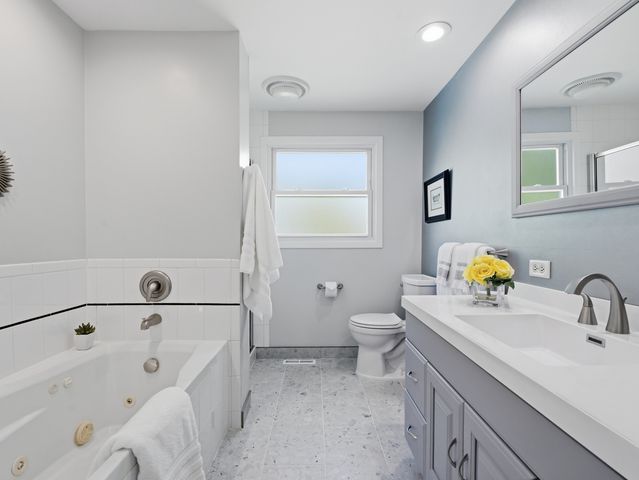 237 N Pioneer Drive, Addison, IL 60101