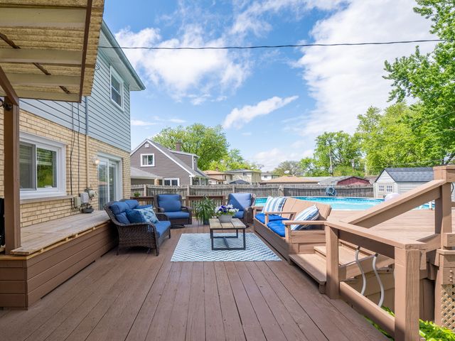237 N Pioneer Drive, Addison, IL 60101