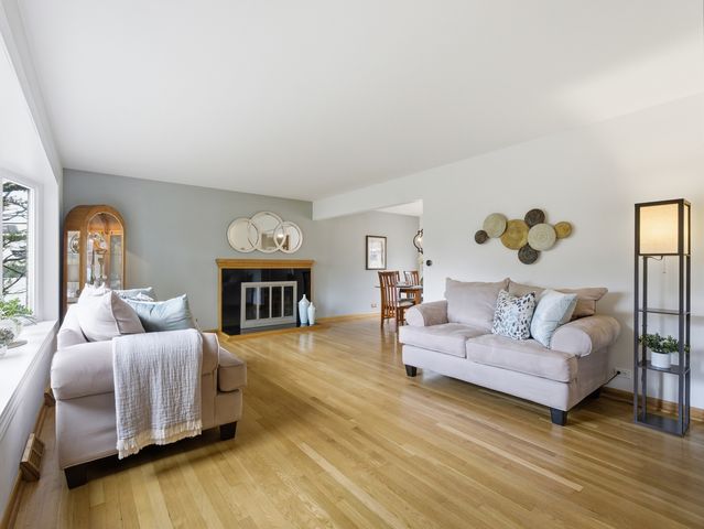 237 N Pioneer Drive, Addison, IL 60101