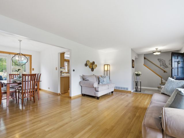 237 N Pioneer Drive, Addison, IL 60101