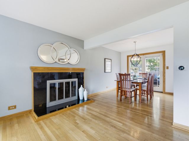 237 N Pioneer Drive, Addison, IL 60101