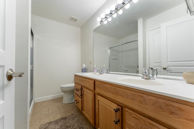 794 Pointe Drive 794, Crystal Lake, IL 60014