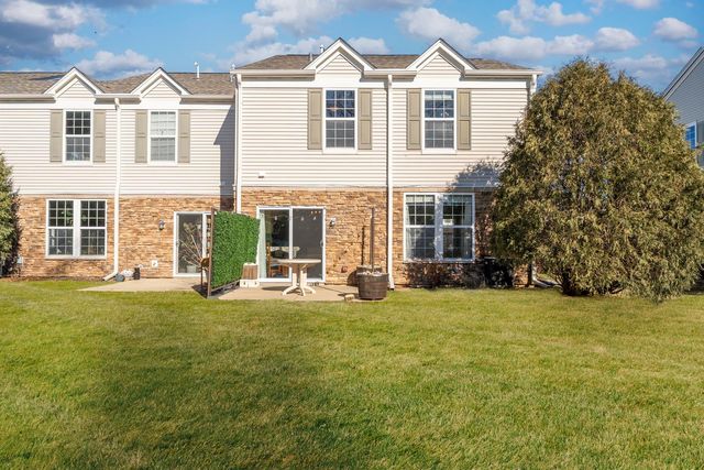 794 Pointe Drive 794, Crystal Lake, IL 60014