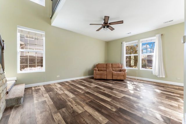 794 Pointe Drive 794, Crystal Lake, IL 60014