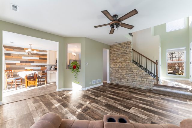 794 Pointe Drive 794, Crystal Lake, IL 60014