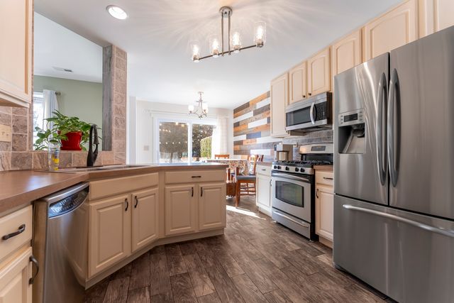 794 Pointe Drive 794, Crystal Lake, IL 60014