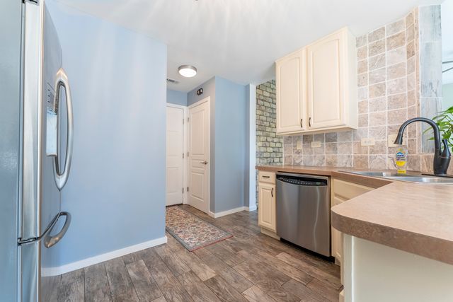 794 Pointe Drive 794, Crystal Lake, IL 60014