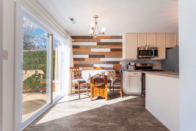 794 Pointe Drive 794, Crystal Lake, IL 60014