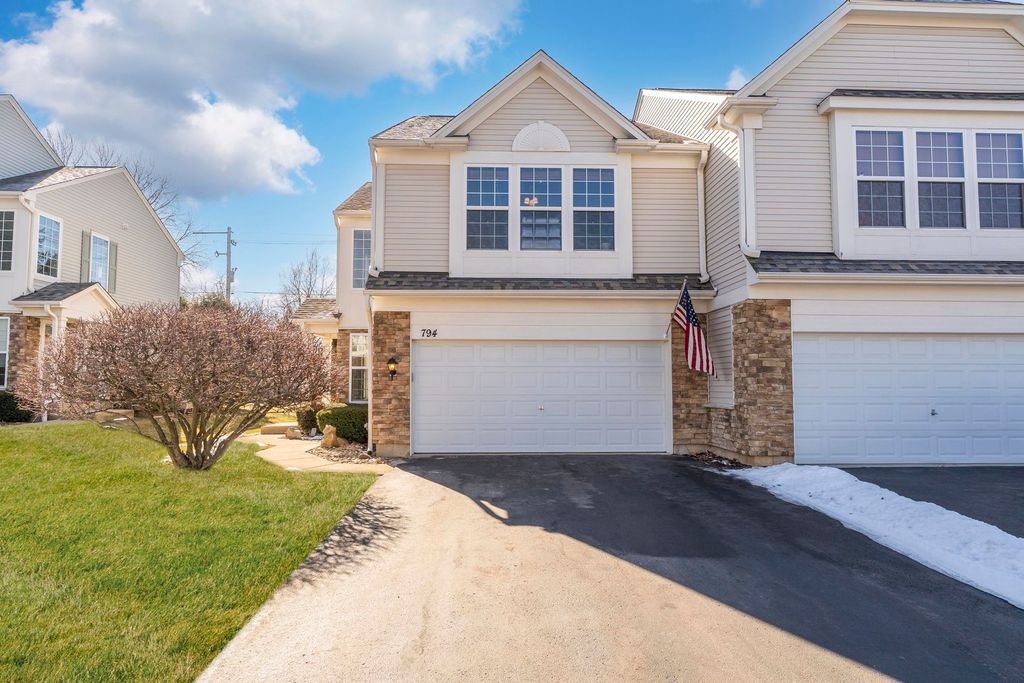 794 Pointe Drive 794, Crystal Lake, IL 60014