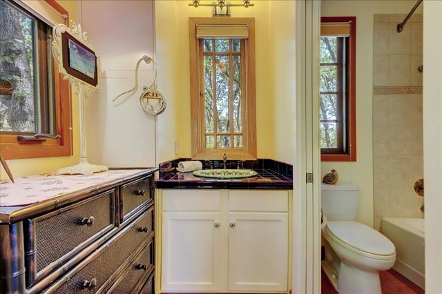 13629 Oak Forest Dr, Grass Valley, CA 95945