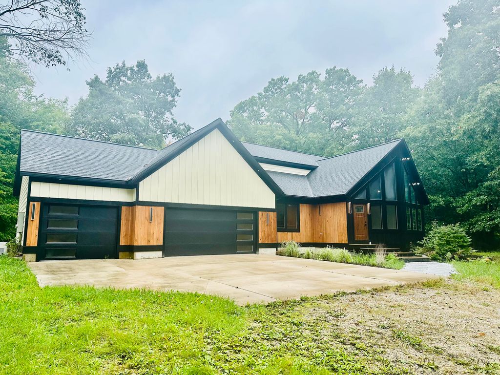 1505 N Green Creek Road, Laketon Twp, MI 49445