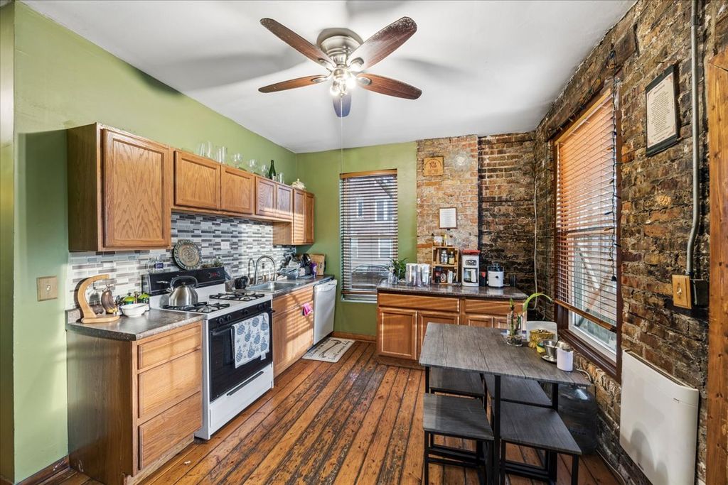 Image 2 of property listing at 1400 N Artesian Avenue, Chicago, IL 60622