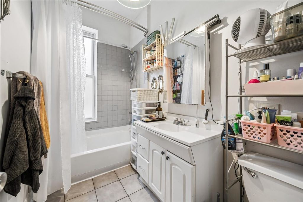 Image 14 of property listing at 1400 N Artesian Avenue, Chicago, IL 60622