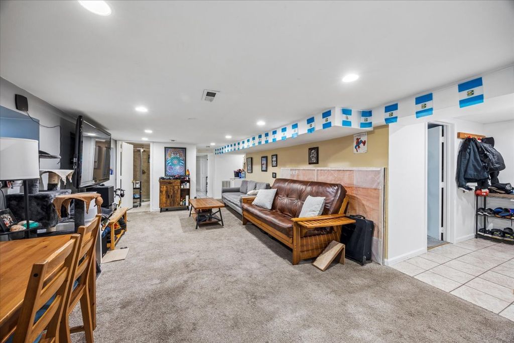 Image 17 of property listing at 1400 N Artesian Avenue, Chicago, IL 60622