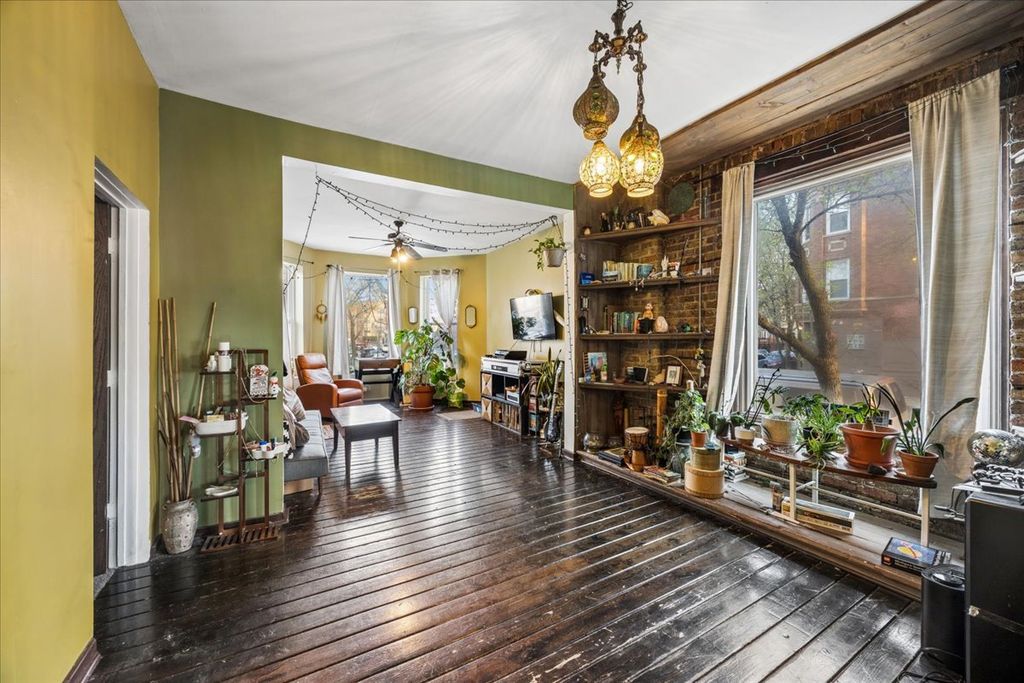 Image 6 of property listing at 1400 N Artesian Avenue, Chicago, IL 60622