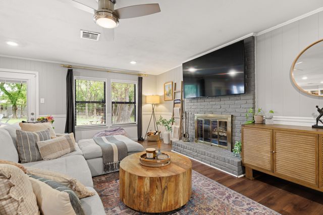 321 Oklahoma Avenue, Hewitt, TX 76643