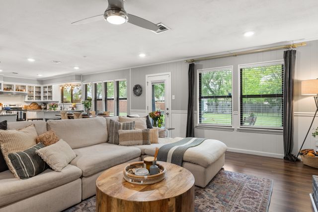 321 Oklahoma Avenue, Hewitt, TX 76643